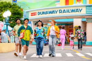 <i>Disneyland&reg;</i> Resort <em>Park Hopper</em>&reg; & Universal Studios Hollywood 3 Attraction Plus Pass Combo Deal