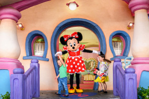<i>Disneyland</i>&reg; Resort California Resident Ticket + Good Neighbor Hotels Package